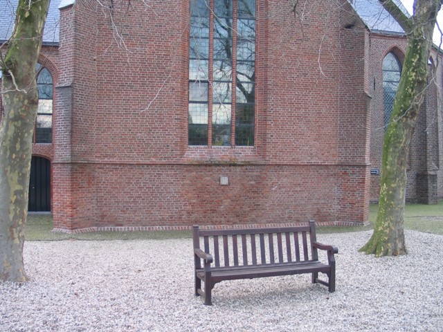 Voorkant kerk met bankje